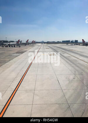Izmir, Turchia - 14 Giugno 2018: Izmir Adnan Menderes Airport vista da una finestra di un aeroplano. Vediamo alcuni aerei e loghi. Foto Stock