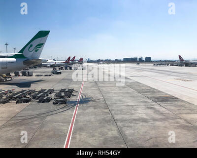 Izmir, Turchia - 14 Giugno 2018: Izmir Adnan Menderes Airport vista da una finestra di un aeroplano. Vediamo alcuni aerei e loghi. Foto Stock