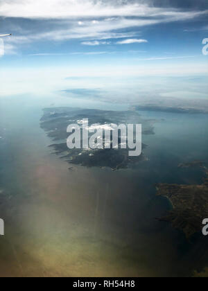 Panorama dalla finestra di un piano mentre si è in volo sopra la città di Izmir in Turchia. Foto Stock