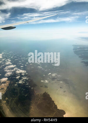 Panorama dalla finestra di un piano mentre si è in volo sopra la città di Izmir in Turchia. Foto Stock