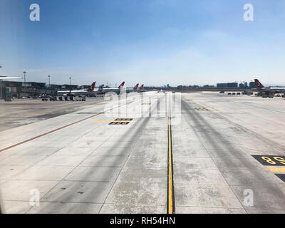 Izmir, Turchia - 14 Giugno 2018: Izmir Adnan Menderes Airport vista da una finestra di un aeroplano. Vediamo alcuni aerei e loghi. Foto Stock