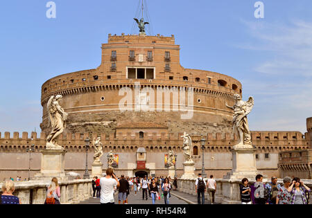 Sant'Angelo ponte che attraversa il fiume Tevere allo storico castello di Santo Angelo Foto Stock