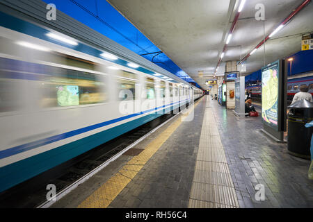 Padova, Italia - 12 settembre 2014: dalla stazione ferroviaria di Padova di notte. Padova è una città e un comune in Veneto, Italia settentrionale Foto Stock