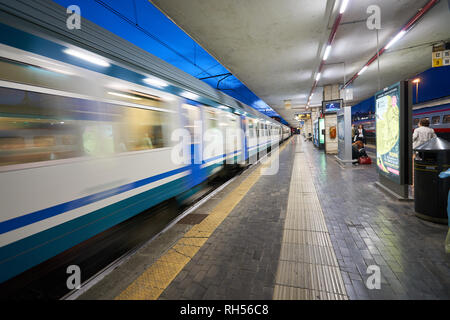 Padova, Italia - 12 settembre 2014: dalla stazione ferroviaria di Padova di notte. Padova è una città e un comune in Veneto, Italia settentrionale Foto Stock