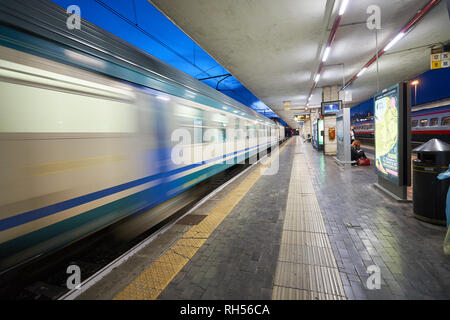 Padova, Italia - 12 settembre 2014: dalla stazione ferroviaria di Padova di notte. Padova è una città e un comune in Veneto, Italia settentrionale Foto Stock