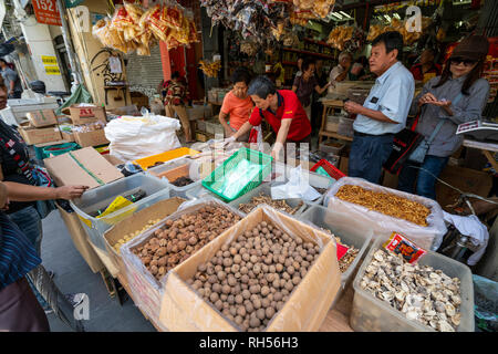 La cucina di strada nelle bancarelle in Chinatown a Kuala Lumpur Foto Stock