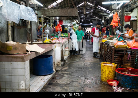 Venditore di carne in strada nella Chinatown di Kuala Lumpur in Malesia Foto Stock