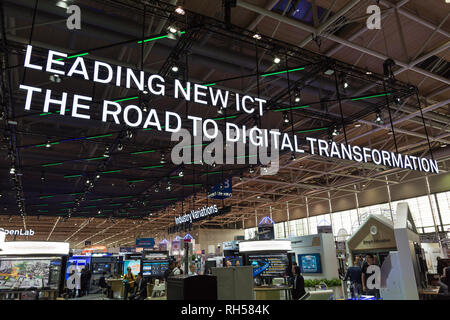 Hannover, Germania - 13 Giugno 2018: grande insegna al neon in cima all' enorme cabina di Huawei al CeBIT 2018. Il CeBIT è la più grande fiera per informa Foto Stock