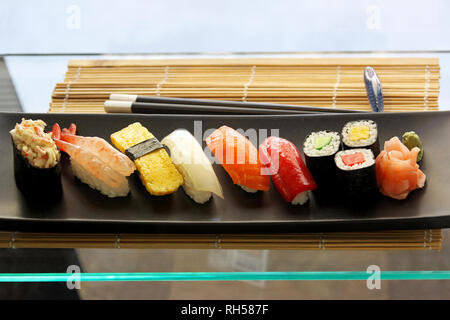 Piastra Sushi selezione tradizionale giapponese del cibo del mare Foto Stock