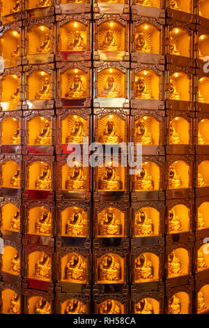 Piccole statue sacre all'interno del Guan Di tempio di Kuala Lumpur in Malesia Foto Stock