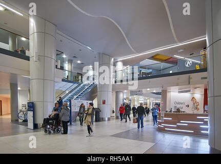 Sala principale all'ingresso del Queen Elizabeth University Hospital di Glasgow Foto Stock