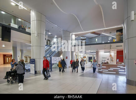 Sala principale all'ingresso del Queen Elizabeth University Hospital di Glasgow Foto Stock