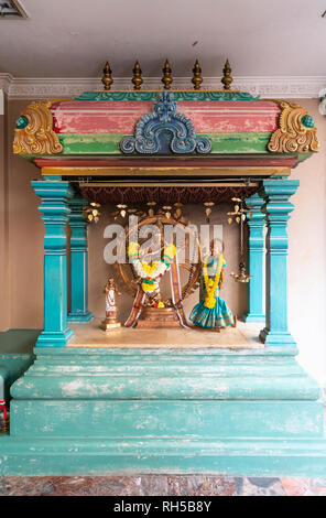 Vista dei fedeli all'interno del Sri Mahamariamman tempio Indu di Kuala Lumpur in Malesia Foto Stock