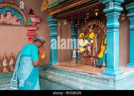 Vista dei fedeli all'interno del Sri Mahamariamman tempio Indu di Kuala Lumpur in Malesia Foto Stock