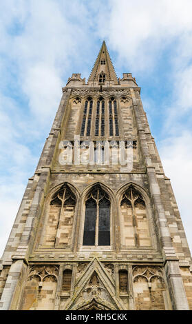 L'alto campanile della chiesa di St Peter, Oundle, Northamptonshire, Inghilterra Foto Stock