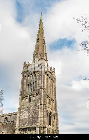 L'alto campanile della chiesa di St Peter, Oundle, Northamptonshire, Inghilterra Foto Stock