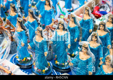 Fatte a mano souvenir artigianali statuette di dea Yoruba Yemanja stand in mostra presso il festival annuale a lei dedicato a Salvador de Bahia, Brasile, Foto Stock