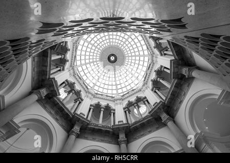 Vista dettagliata della scala a spirale in corrispondenza di galleria d'arte Tate Britain, con soffitto a cupola sopra. Fotografato in bianco e nero. Foto Stock