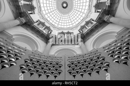 Vista dettagliata della scala a spirale in corrispondenza di galleria d'arte Tate Britain, con soffitto a cupola sopra. Fotografato in bianco e nero. Foto Stock