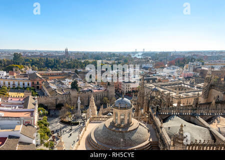 Vista aerea della città di Siviglia e la Cattedrale di Santa Maria del vedere a Siviglia come si vede dalla vista dalla torre Giralda. Con Royal Alcázar di Siviglia Foto Stock