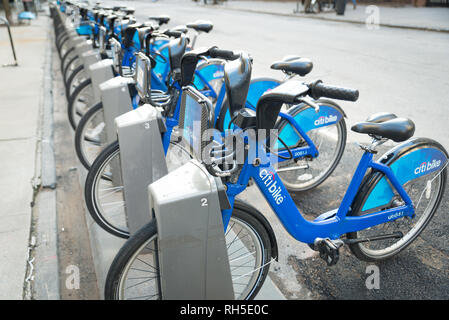 New York, NY - gennaio 18 2018: Citibikes ancorato nel loro stazioni senza piloti. Tali biciclette sono utilizzati da molte citygoers e turisti per ottenere un Foto Stock