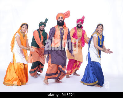 Ritratto di un gruppo di ballerini BHANGRA Foto Stock