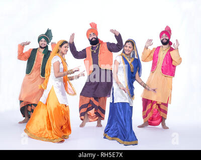 Ritratto di un gruppo di ballerini BHANGRA Foto Stock
