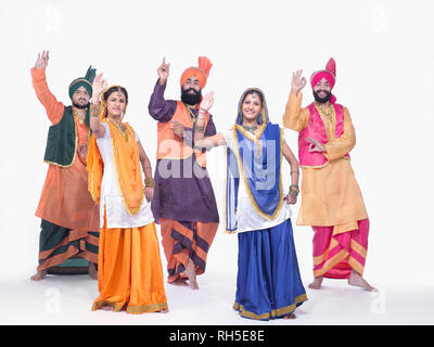 Ritratto di un gruppo di ballerini BHANGRA Foto Stock