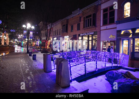 Boulder, Colorado - Gennaio 09, 2018: di notte le luci splendenti luminosa sulla strada principale di Boulder, in Colorado Foto Stock