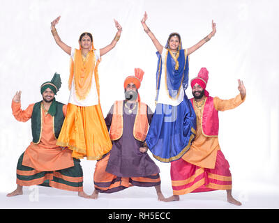 Ritratto di un gruppo di ballerini BHANGRA Foto Stock