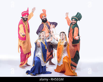 Ritratto di un gruppo di ballerini BHANGRA Foto Stock