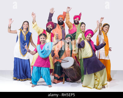 Ritratto di un gruppo di ballerini BHANGRA Foto Stock