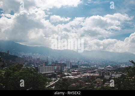 Vedute della valle tentacolare città di Medellín, in Colombia Foto Stock