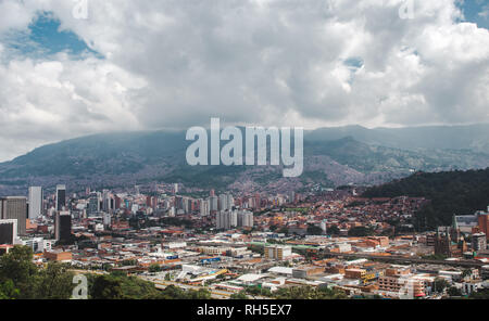 Vedute della valle tentacolare città di Medellín, in Colombia Foto Stock