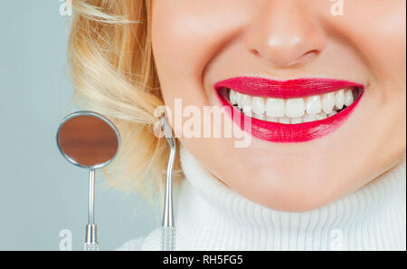 Una sana bellissima femmina sorriso. Professional strumenti dentista. Sbiancamento. Bianco denti forte concetto Foto Stock