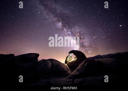 Vista paesaggio del deserto con le stelle e la via lattea oltre il cielo di notte. L'immagine mostra la fotografia astronomica e la natura. L'universo può essere s Foto Stock