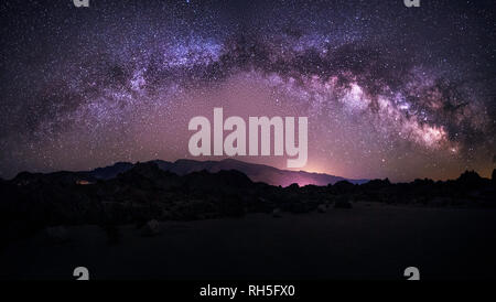 Vista paesaggio del deserto con le stelle e la via lattea oltre il cielo di notte. L'immagine mostra la fotografia astronomica e la natura. L'universo può essere s Foto Stock