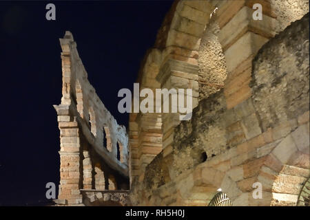 Anfiteatro romano Arena di Verona la serata in una vista dettagliata - Italia. Foto Stock