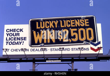 Vintage benzina Chevron billboard in Los Angeles circa sessanta Foto Stock