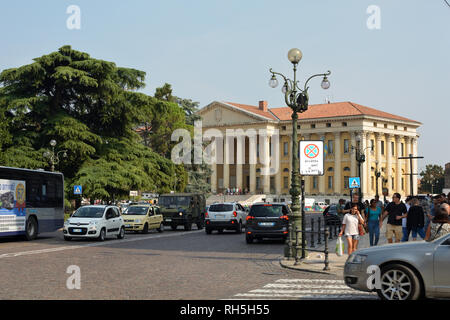 Il Palazzo Barbieri in stile neoclassico in Piazza Bra è sede del Comune di Verona - Italia. Foto Stock