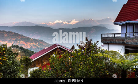 Vista dal balcone resort di montagna di Kangchendzonga gamma Himalayana, la terza montagna più alta del mondo al momento del sorgere del sole. Foto Stock
