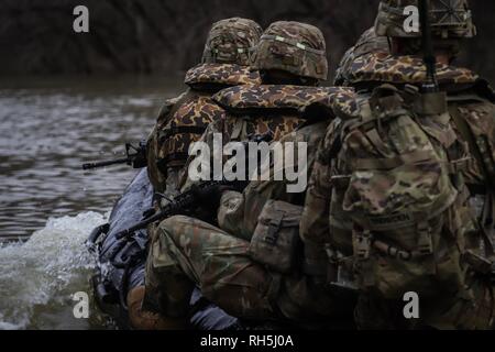 Soldati di Charlie truppa "ombra", il primo squadrone, xxxiii reggimento di cavalleria, 3° Brigata Team di combattimento, 101st Airborne Division, pattugliare le acque del fiume Porter a Fort Knox gamma fluviale, scansione loro lane per bersagli, Fort Knox, K.y., gen. 28 (U.S. Esercito foto di Sgt. Aaron Daugherty) Foto Stock