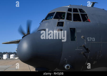 Un equipaggio dal 9 Special Operations Squadron eseguire ispezioni di preflight in un MC-130J Commando II durante il guerriero di smeraldo/Trident alla Naval Air Station North Island, California, 19 gennaio 2019. Il Guerriero di smeraldo/Trident è il più grande comune di operazioni speciali esercizio dove U.S. Il Comando Operazioni Speciali treno le forze per rispondere alle varie minacce in tutto lo spettro di un conflitto. (U.S. Air Force photo by Staff Sgt. Erin Piazza) Foto Stock