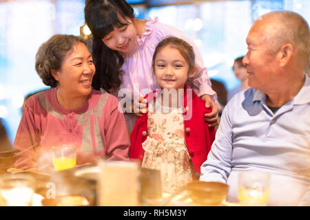 La famiglia felice di consumare la cena in ristorante Foto Stock