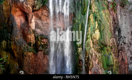 Cascata colorata all interno del Parco Nazionale dei Laghi Plitvive in Croazia Foto Stock