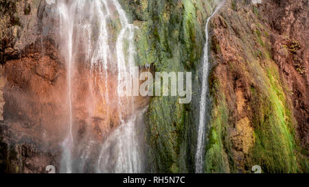 Cascata colorata all interno del Parco Nazionale dei Laghi Plitvive in Croazia Foto Stock