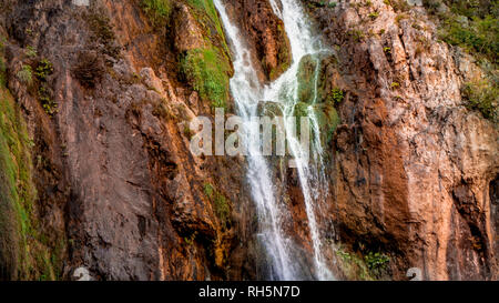 Cascata colorata all interno del Parco Nazionale dei Laghi Plitvive in Croazia Foto Stock