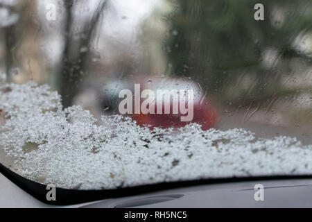 La fusione della neve sul parabrezza della vettura. Foto Stock