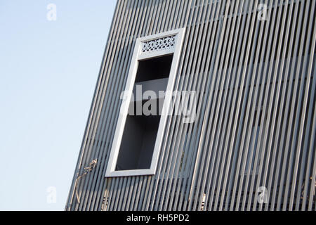 Facciata di edificio dettaglio con persiane verticale e bianco sul telaio di una finestra sulla strada della città di Bangkok, Thailandia Foto Stock