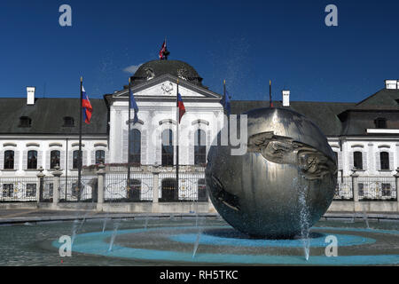 Terra-pianeta della pace fontana;grassalkovich palace;Hodzovo Namestie;la residenza presidenziale;;Bratislava Slovacchia Foto Stock